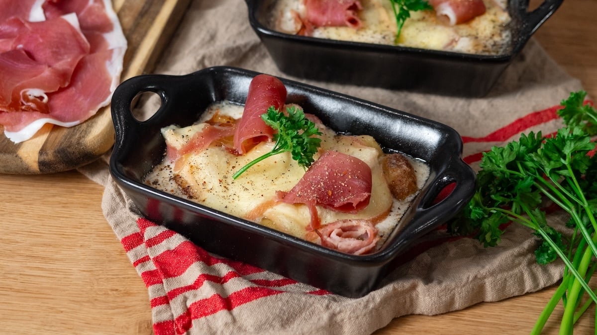 Un gratin de gnocchis à la raclette très gourmand pour les envies urgentes de fromage !