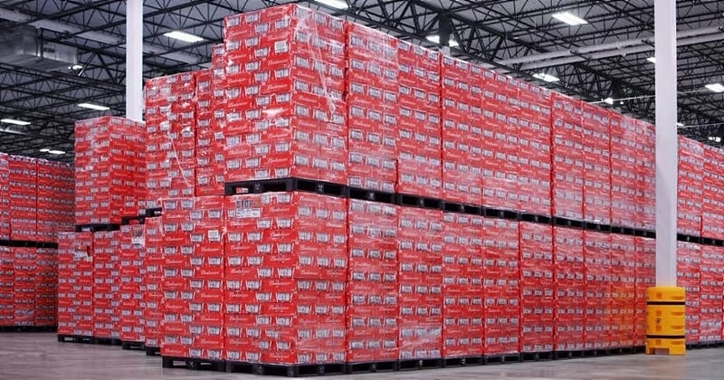 Finalement interdites pendant la coupe du monde au Qatar, ces millions de bières sont bloquées dans un entrepôt