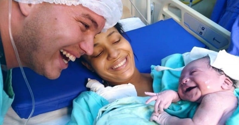 Un bébé sourit à son papa le jour de sa naissance en reconnaissant sa voix