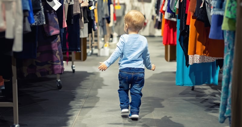 Obligée à nettoyer le vomi de son fils dans un magasin, cette maman raconte son histoire et divise les internautes