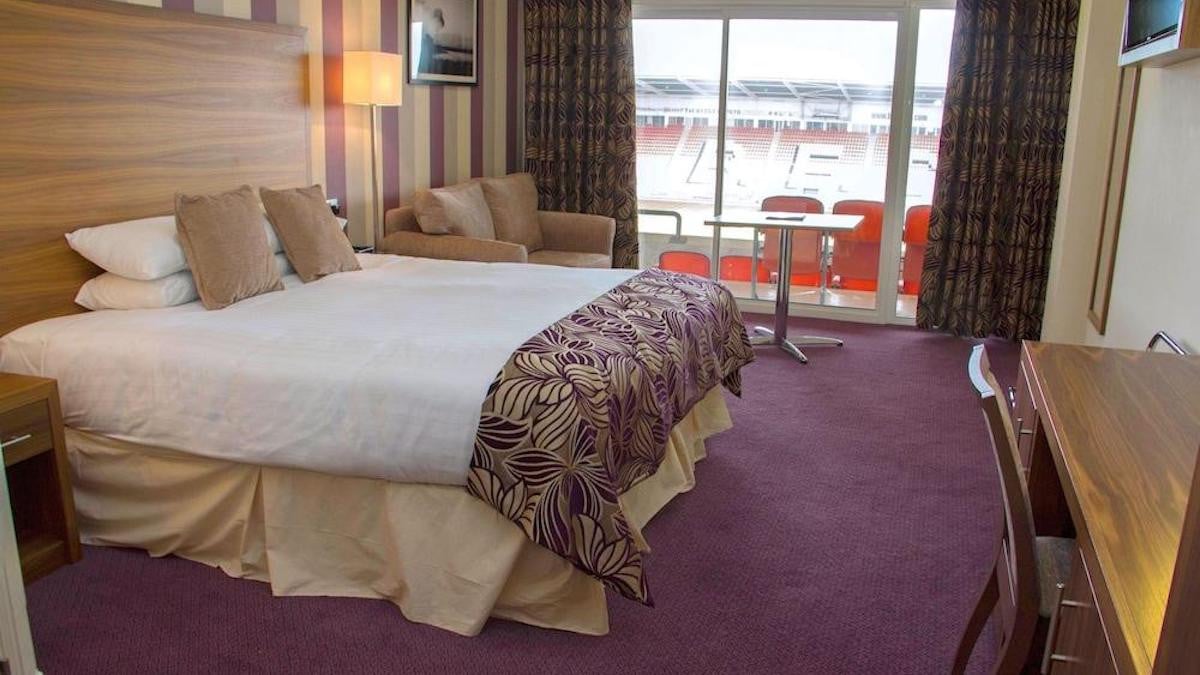 Dans cette chambre d'hôtel, regarder par la fenêtre est... interdit et vous expose à une amende de 2 800 €