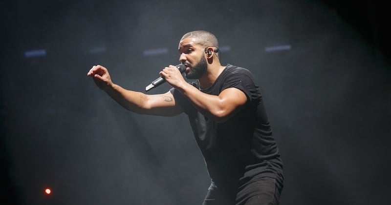 Drake stoppe une chanson en plein concert pour dénoncer et menacer un homme qui tripotait des femmes dans le public