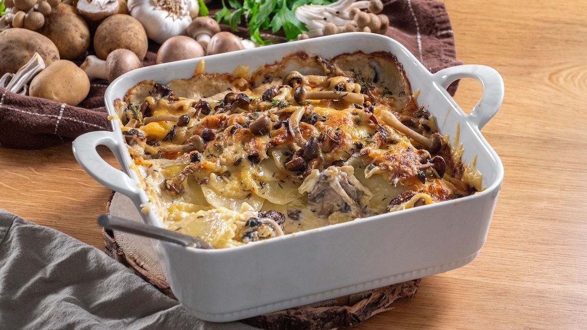 Ce gratin de pommes de terre et champignons est le réconfort gourmand ultime ! (et la recette est super simple à refaire)