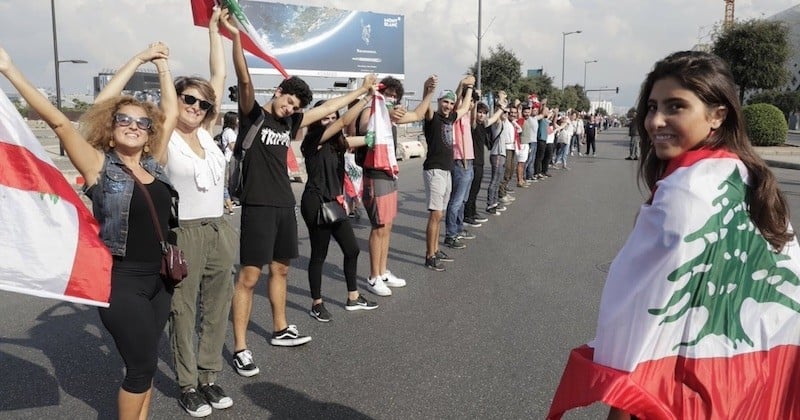 Contestation au Liban : des manifestants forment une incroyable chaîne humaine de... 170km de long