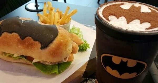 Une déco, des pizzas, des hamburgers en l'honneur de Batman... Voici le café dont on rêvait tous !