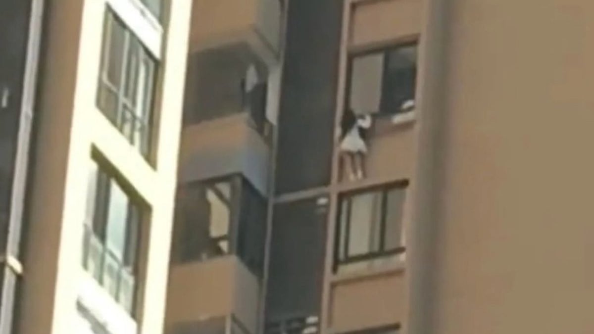 Cette vidéo terrifiante montre une femme accrochée au 10ème étage d'un immeuble pour fuir l'épouse de son amant