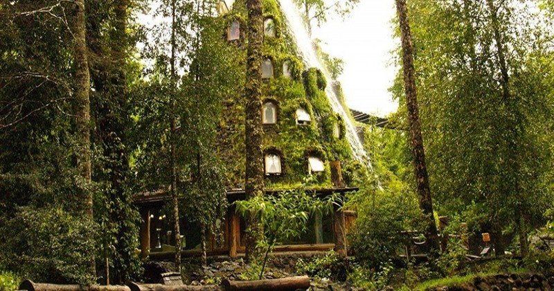 Camouflé, un hôtel se prend pour un volcan au coeur de la forêt chilienne 