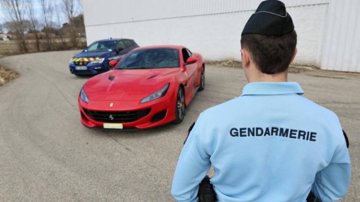 Une gendarme surveille un véhicule saisi