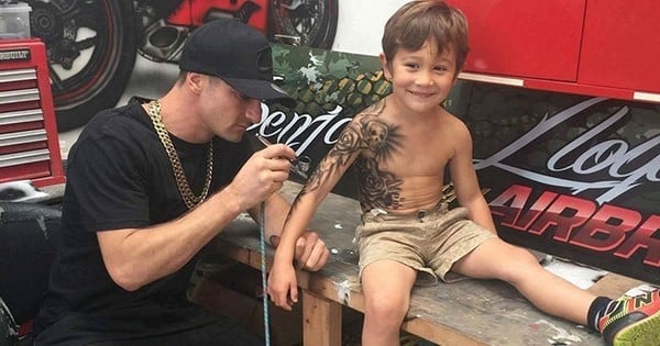 Cet artiste apporte du bonheur dans un hôpital pour enfants... en tatouant les jeunes pensionnaires ! 