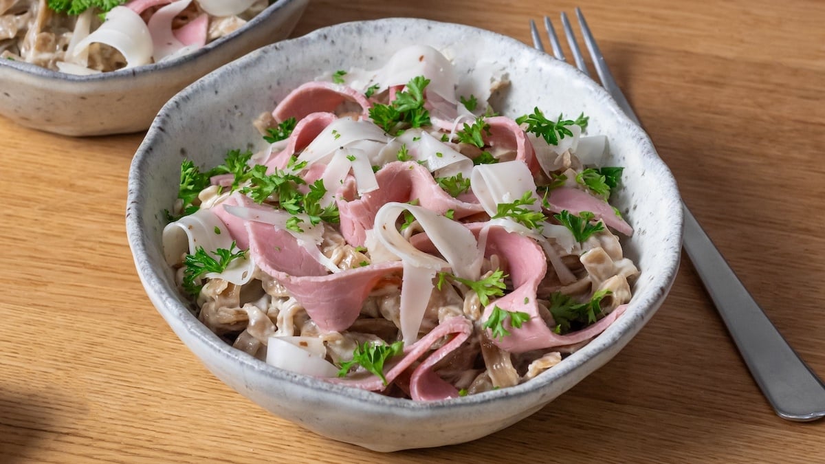 Régalez-vous avec ces tagliatelles à la crème de chèvre à la truffe et au jambon, un plat de fêtes très gourmand !