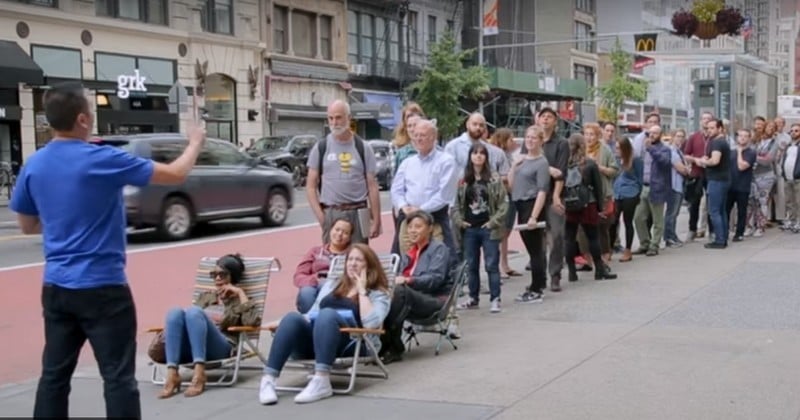 Pour « troller » la sortie du nouvel iPhone X, ils créent un faux Apple store... une file de clients se met à faire la queue devant !