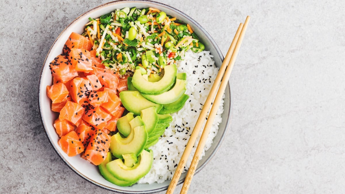 Le repas sain et gourmand prêt en 20 minutes : bowl de riz façon poké au saumon