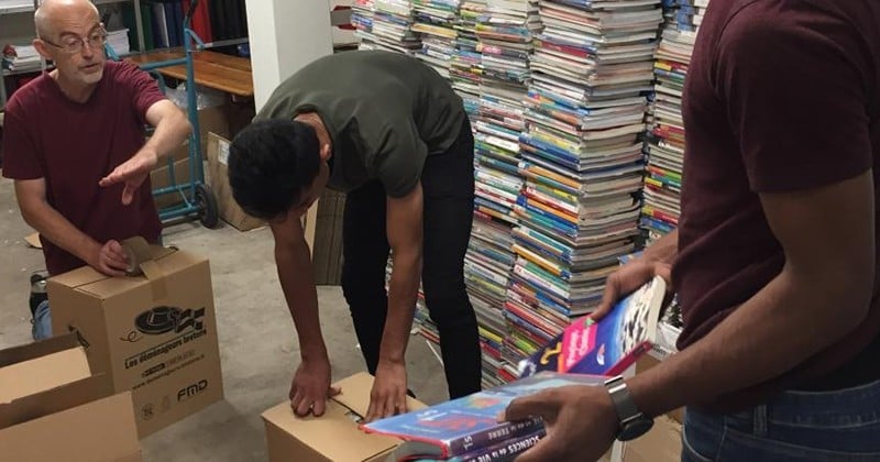 Destinés à la destruction suite à la réforme scolaire, des milliers de manuels vont être envoyés en Afrique pour avoir une seconde vie