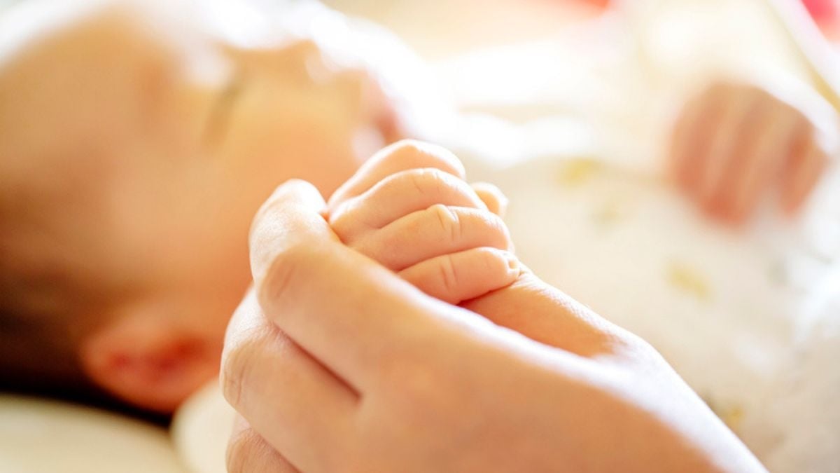 « Plus de chance de gagner au Loto » : atteinte d'une maladie rare, leur fille est née avec 26 doigts et un pied à la place du genou