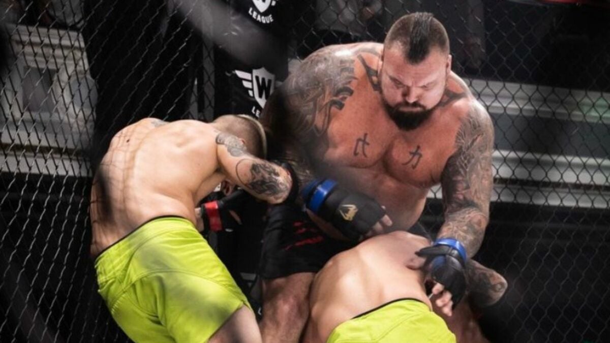 L'homme le plus fort du monde, Eddie Hall, démolit deux influenceurs dans un combat de MMA avec un KO brutal et terrifiant