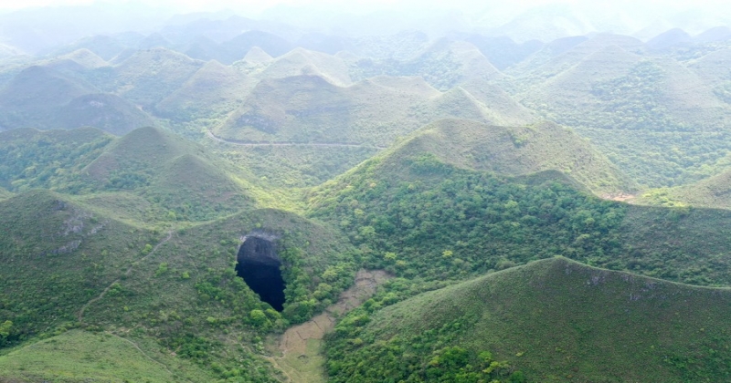 Un gouffre gigantesque abritant sa propre forêt a été découvert en Chine 