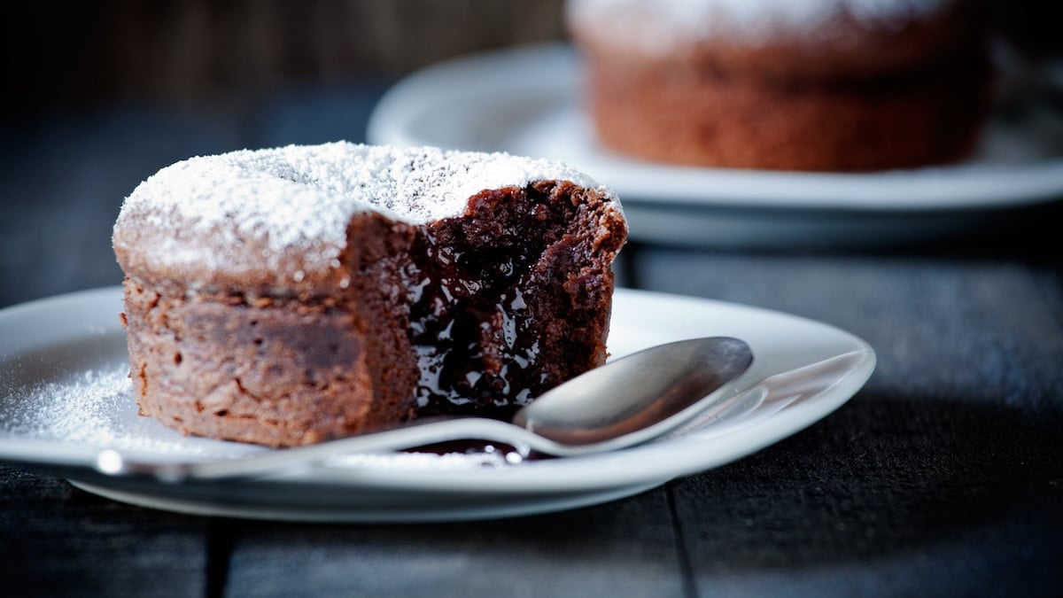 Le gâteau express qui sauve toutes les envies de chocolat : une recette facile à faire sans four et avec peu d'ingrédients