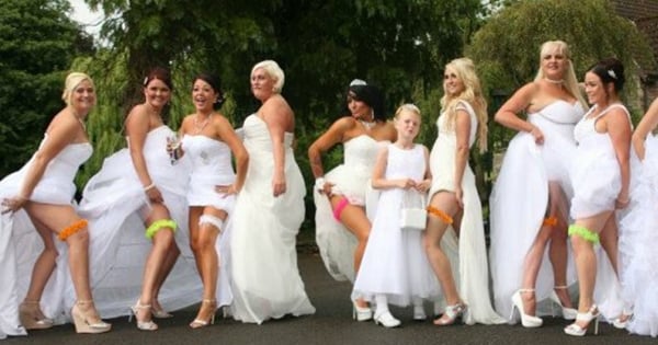 9 femmes habillées en robe de mariée, lorsque vous allez comprendre pourquoi vous allez être étonné...