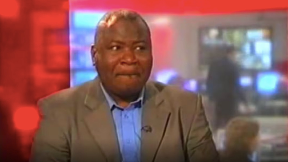 Il se rend à un entretien d'embauche dans une chaîne de télé et se retrouve... interviewé par erreur, en plein direct