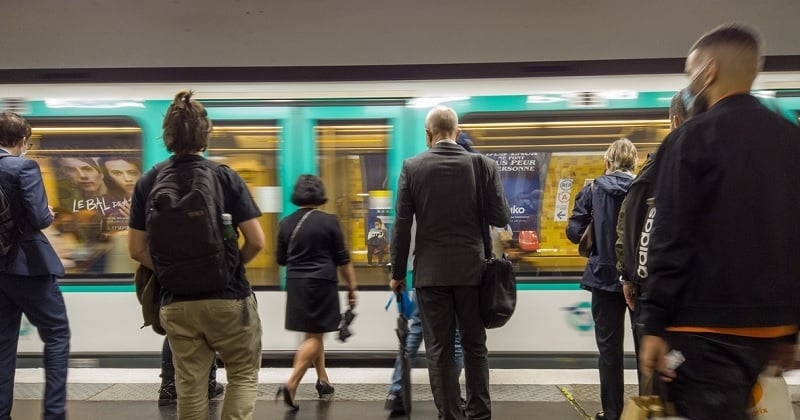 Une femme repousse l'homme qui tente de voler son téléphone, il chute lourdement dans les escaliers du métro