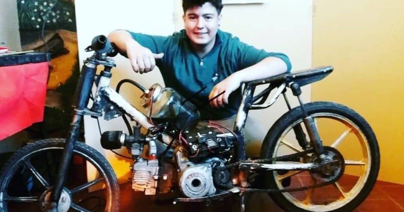 Un jeune Argentin âgé de 18 ans crée une moto qui fonctionne avec de l'eau salée en cours de chimie