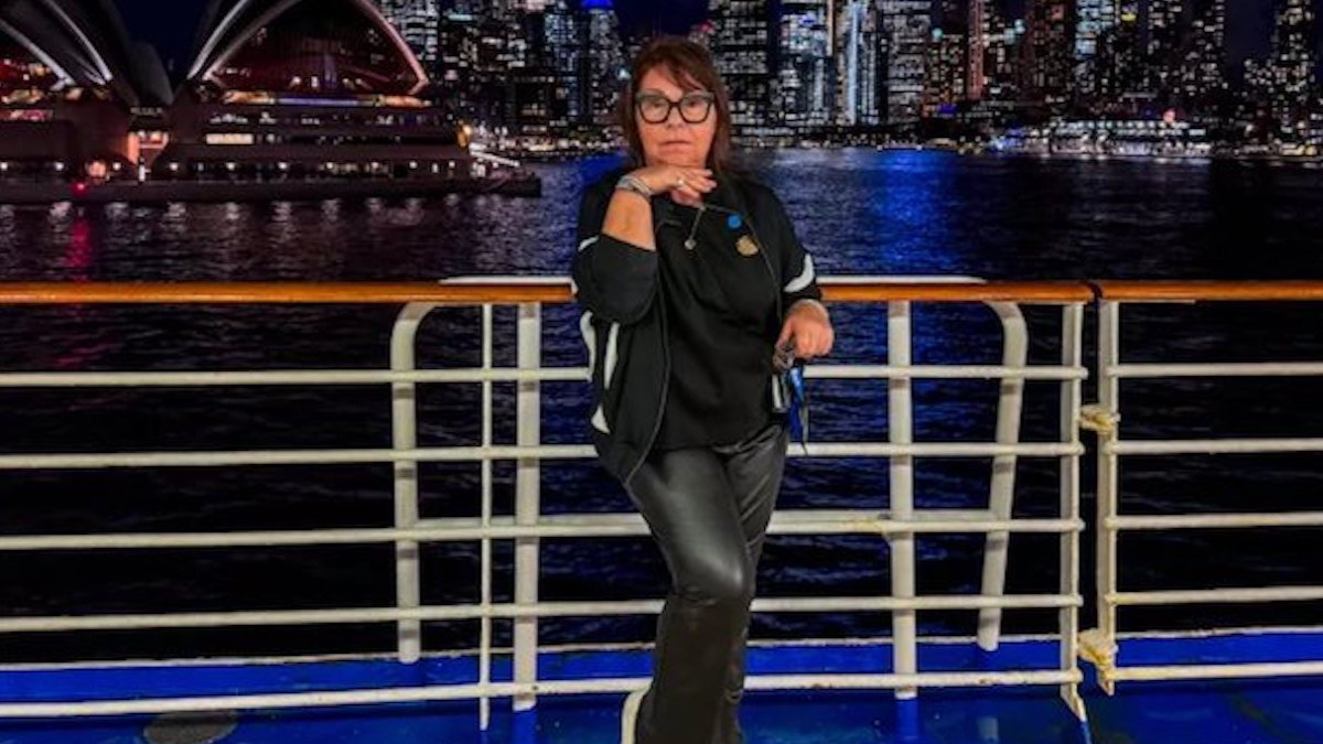 Criblée de dettes, elle vend sa maison pour vivre à temps plein sur un bateau de croisière