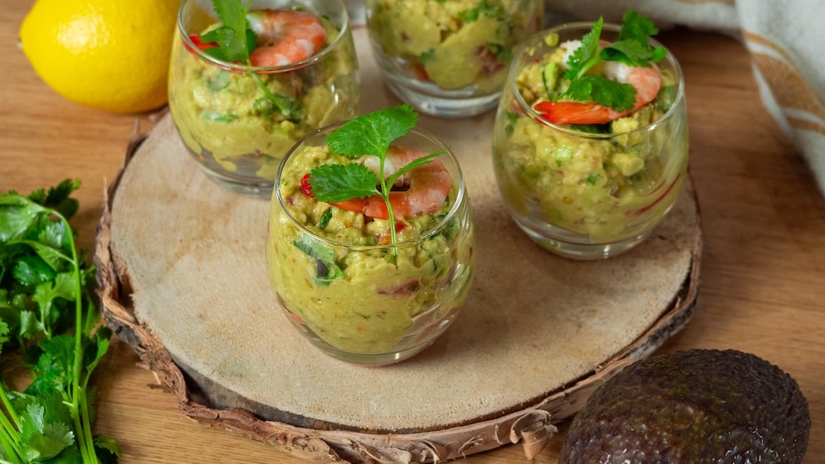 Pour l'apéritif, dégustez ces délicieuses verrines à l'avocat et aux crevettes !