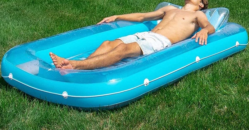 Vous n'avez pas de piscine ? Optez pour ce matelas gonflable que vous pouvez remplir avec de l'eau pour bronzer au frais