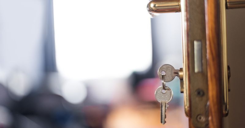 Sa locataire occupait illégalement son appartement depuis presque 1 an et refusait de payer, il la fait expulser de force