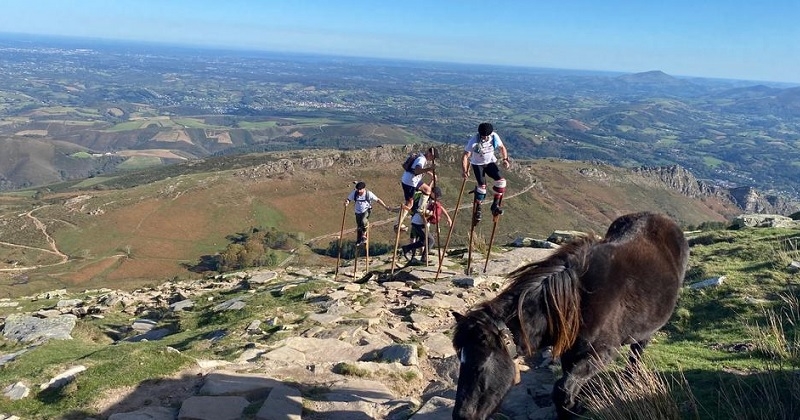 Pays basque : quatre amis landais ont gravi la Rhune en 1h27... perchés sur des échasses, une prouesse !