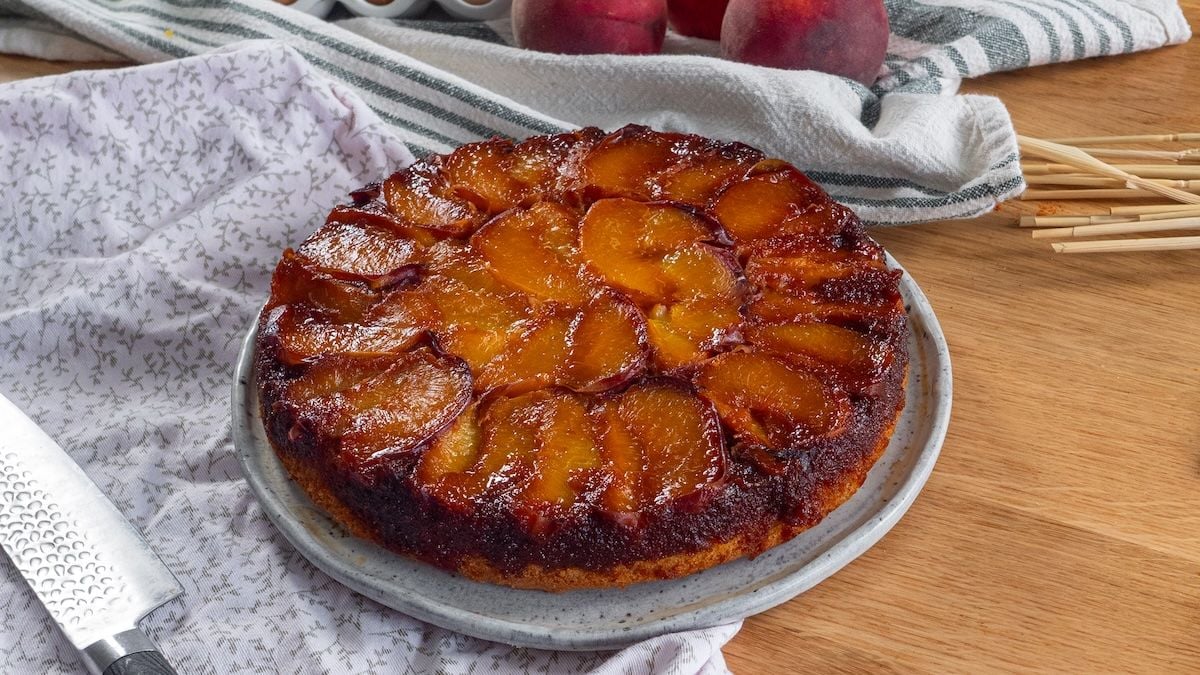 Renversez vos papilles avec ce gâteau moelleux aux pêches caramélisées, un pur délice !