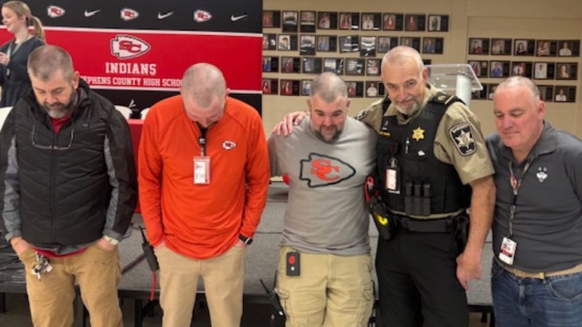 Le personnel d'un lycée se rase la tête en soutien à une enseignante atteinte d'un cancer 