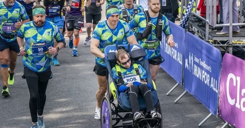 Gravement malade, un ancien rugbyman est porté par son meilleur ami jusqu'à la ligne d'arrivée d'un matahon