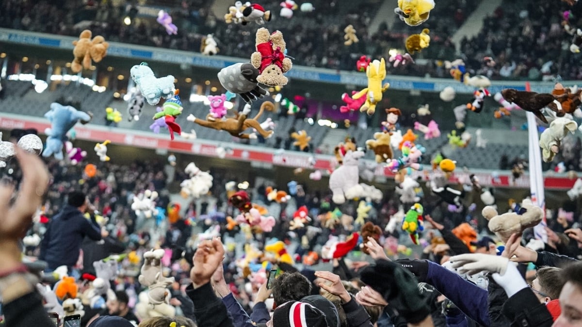 En plein match de foot à Lille, les supporters lancent des peluches pour les offrir aux enfants dans le besoin