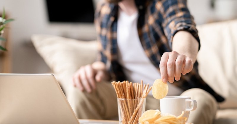 Une étude révèle la meilleure astuce pour arrêter de grignoter entre les repas