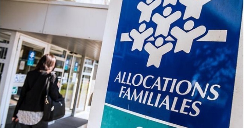 Jugeant qu'il gagne bien assez d'argent, il trouve « indécent » de recevoir autant d'aides sociales que les personnes au SMIC... et rend ses allocations familiales à la CAF 