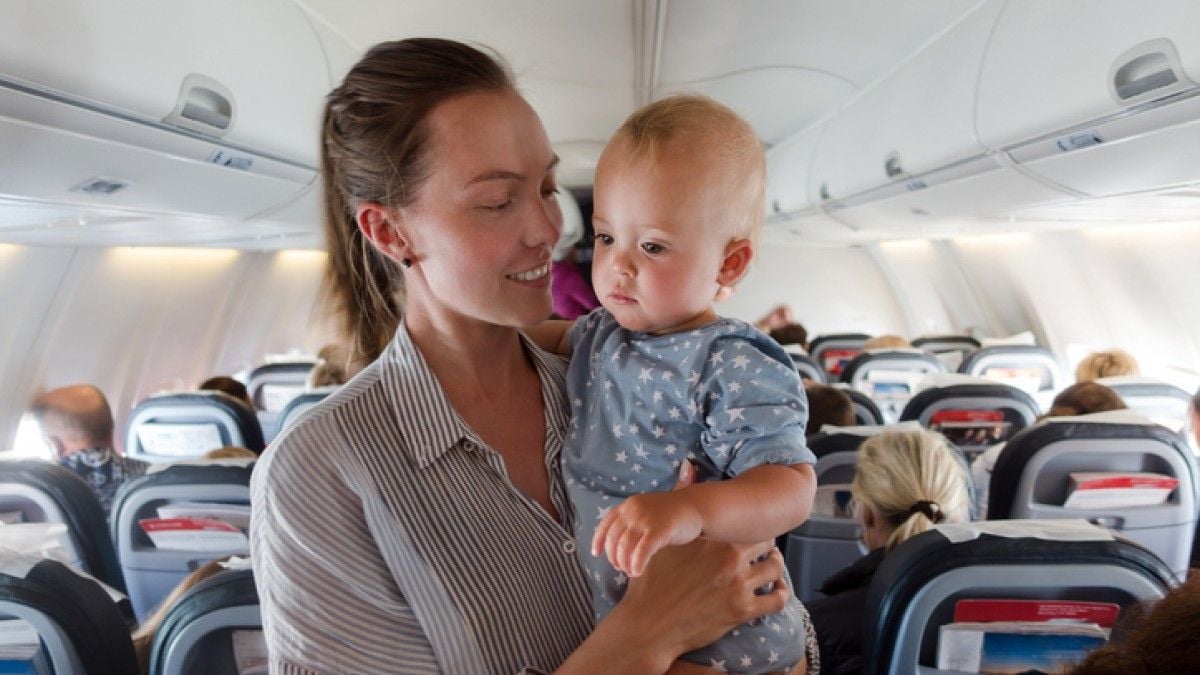 Un bébé fait un arrêt cardiaque dans un avion, une passagère lui sauve la vie