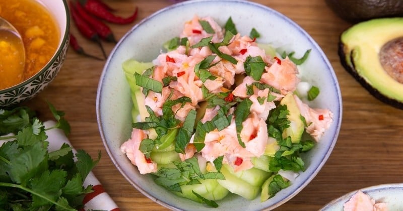 Craquez pour la salade thaï au saumon avec sa sauce pimentée !