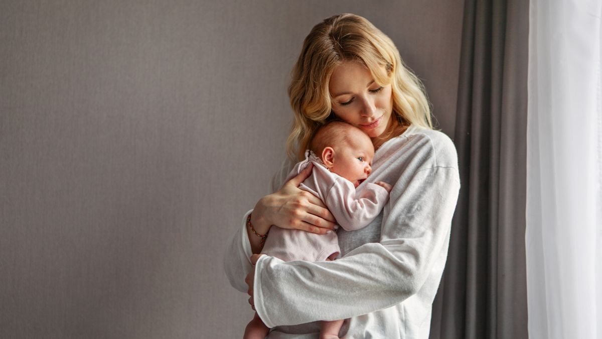 Une femme qui berce son enfant 