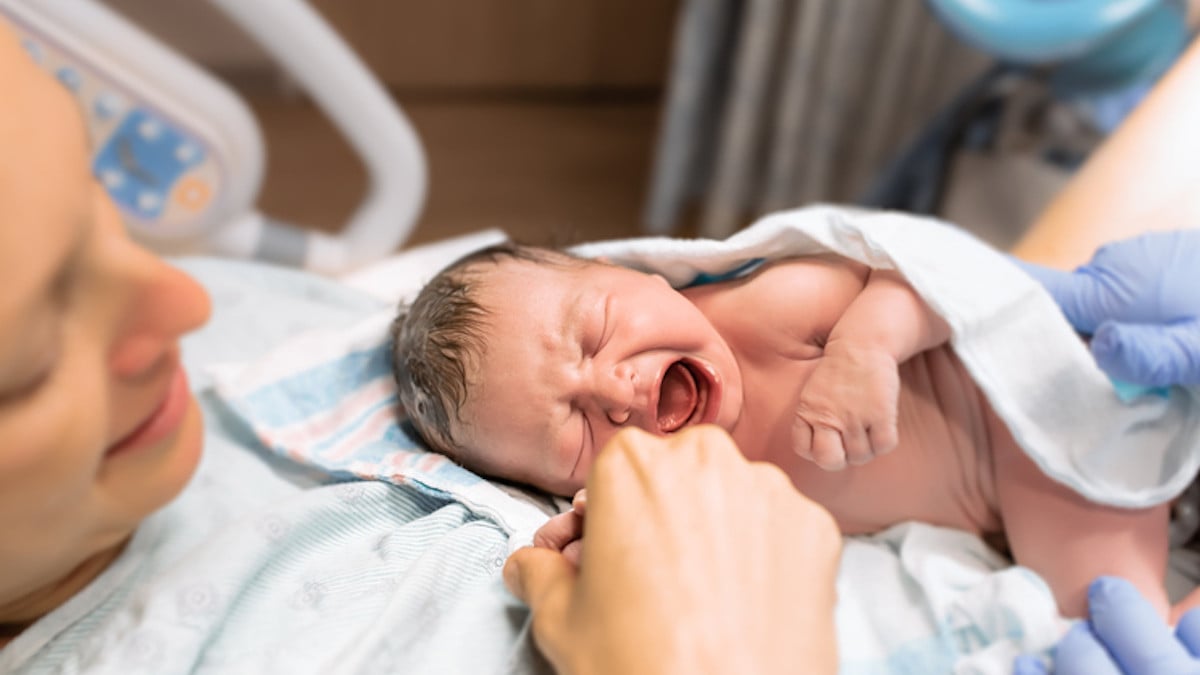 Un b&eacute;b&eacute; &agrave; la maternit&eacute; avec sa m&egrave;re