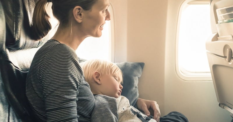 Cette maman achète un billet d'avion en première classe pour son bébé et se fait insulter par un passager