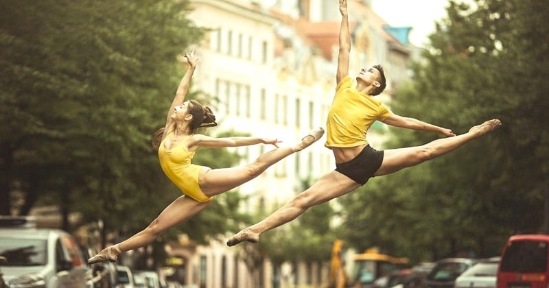 Une photographe capture la beauté et la grâce incroyables de danseurs dans les rues de sa ville