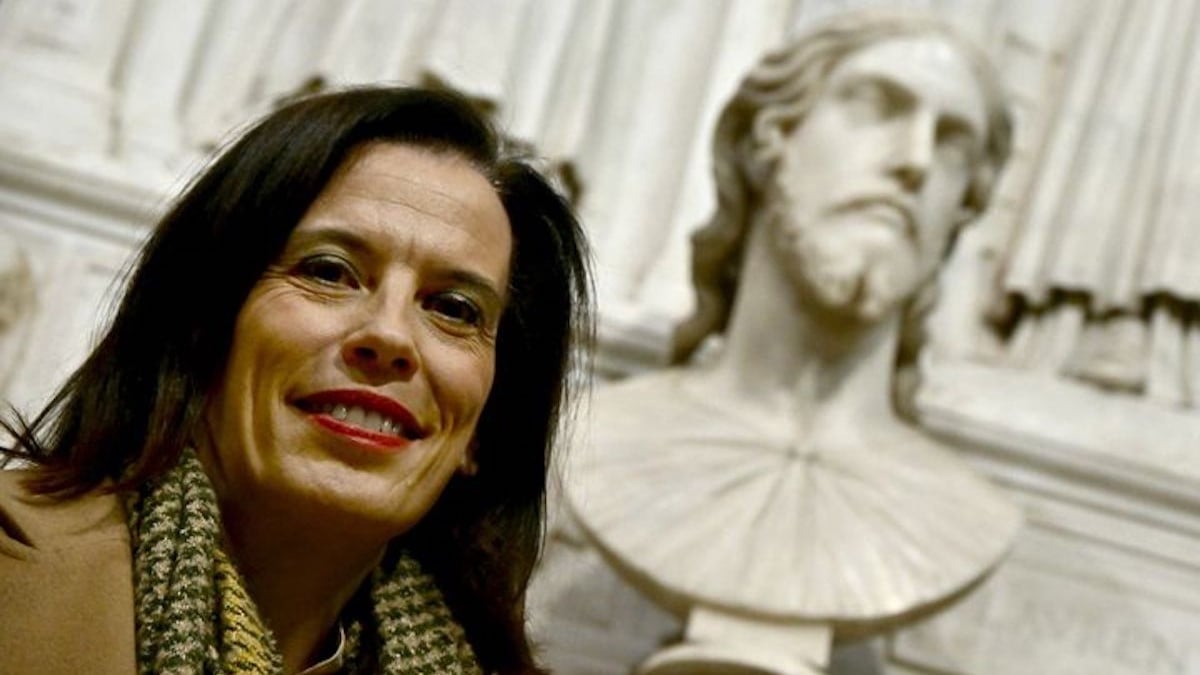 Valentina Salerno devant le buste de Michel-Ange