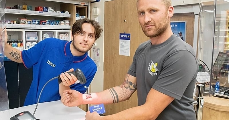 Angleterre : il se tatoue sa carte de fidélité de supermarché sur le bras pour ne plus jamais l'oublier