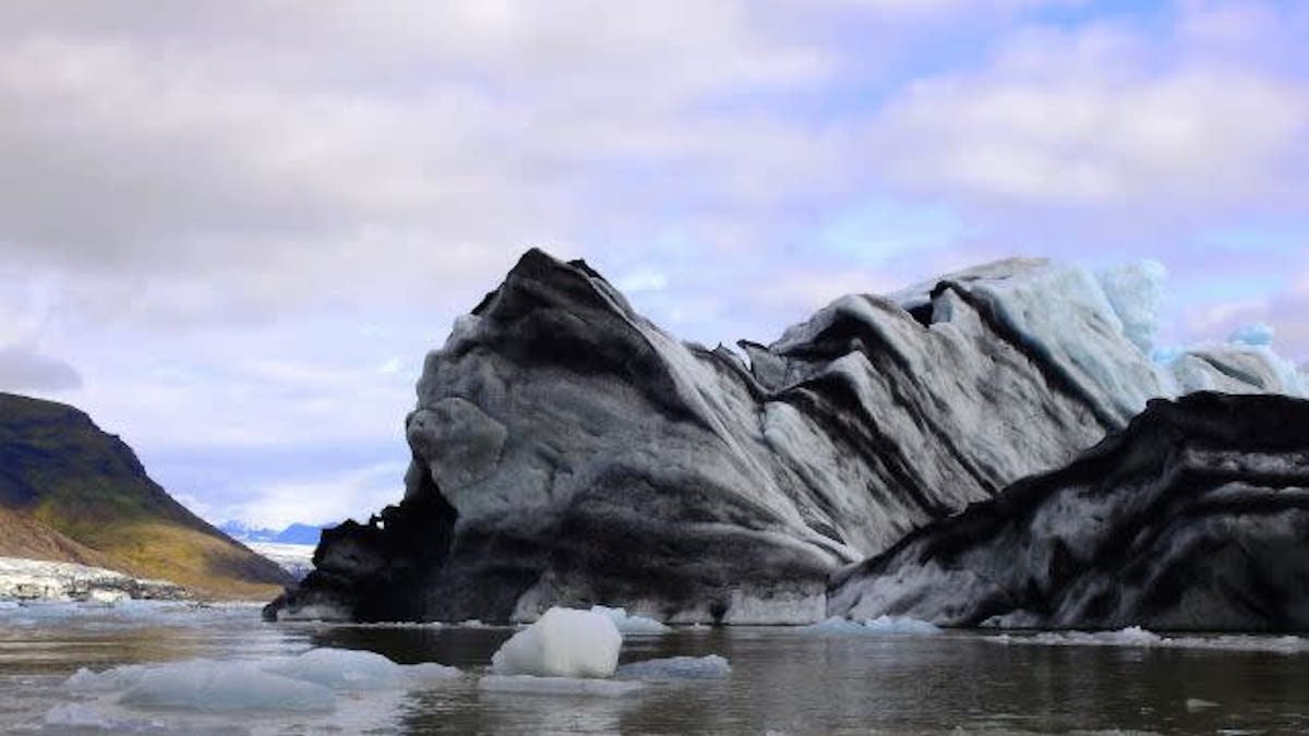Un iceberg noir aperçu par un pêcheur, un phénomène rare qui laisse les scientifiques sans réponse