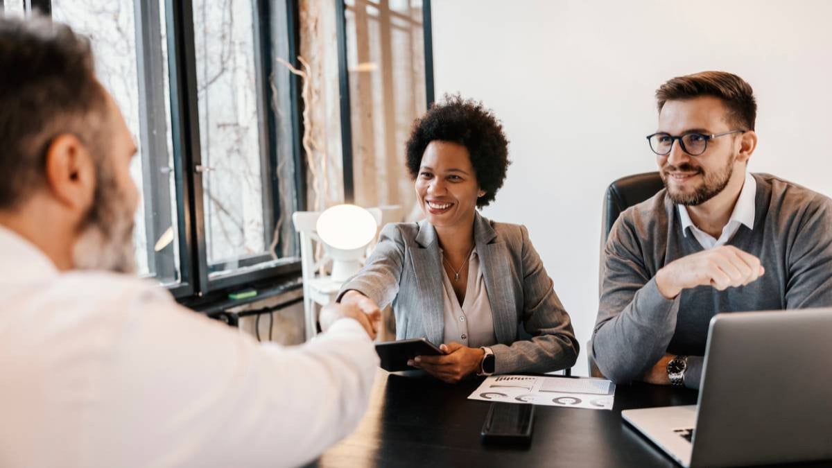 Partenaires d'affaires en r&eacute;union qui se serrent la main