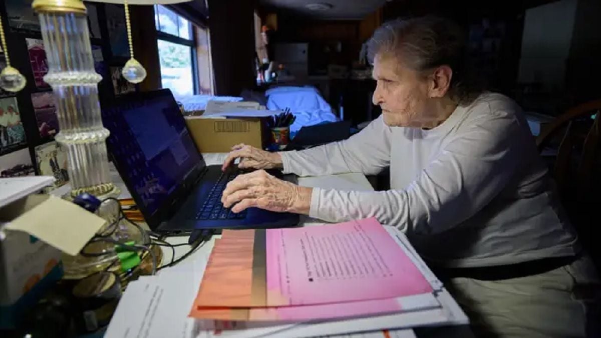 À 93 ans, elle cherche toujours un emploi et malgré ses problèmes de santé, elle est obligée de travailler pour vivre