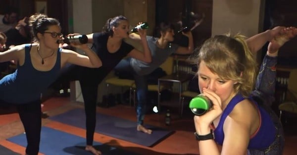 À Berlin, il est désormais possible de faire du yoga et de boire de la bière... en même temps ! (VIDEO)