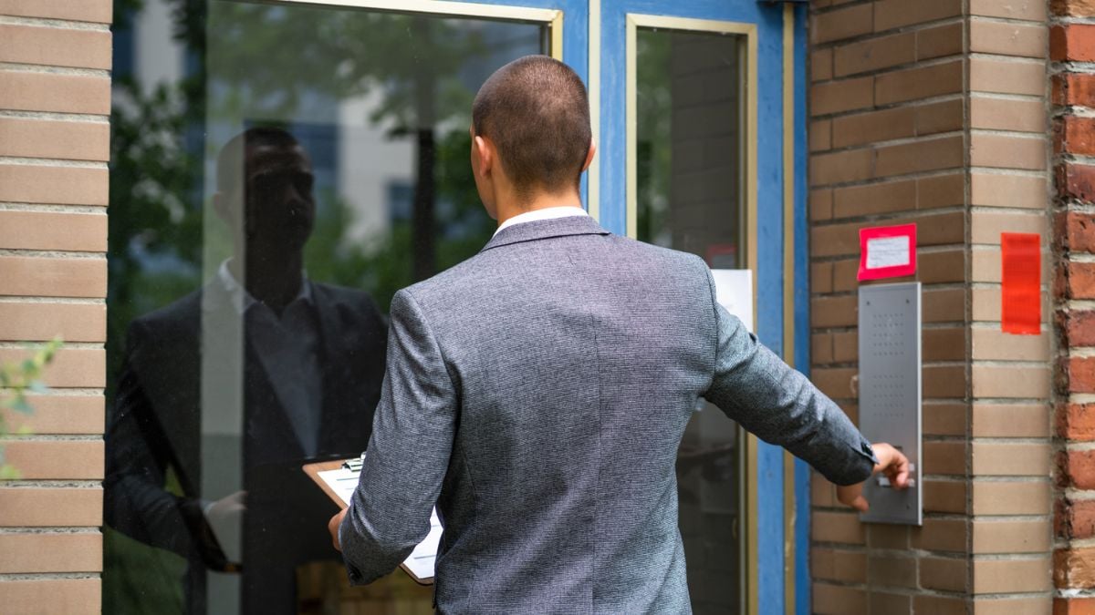 Un huissier sonne à la porte d'un immeuble