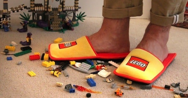 Marcher par accident sur des Lego, un cauchemar ? Plus maintenant ! Grâce à ces chaussons magiques !